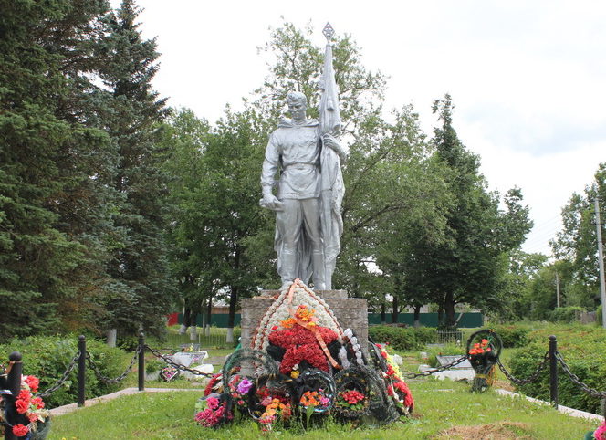 г. Волосово Волосовского р-на. Памятник, установленный на братской могиле, в которой захоронено 267 воинов, в т.ч. 25 неизвестных. 