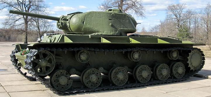 Памятник-танк КВ-1С, поднятый со дна Невы в 2003 году.