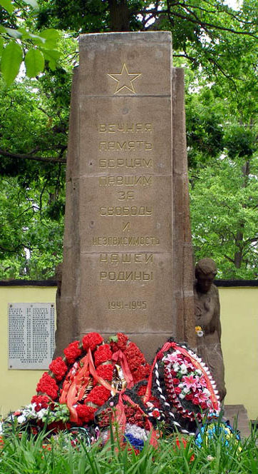 Памятник на мемориале.