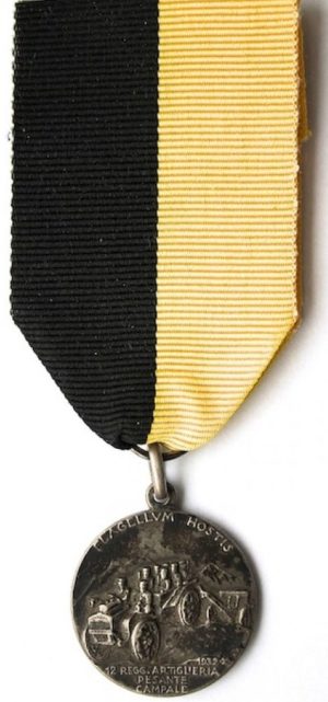 Аверс и реверс памятной медали 12-го полка тяжелой артиллерии. Медаль изготовлена из серебра 800-й пробы, диаметр - 26 мм.
