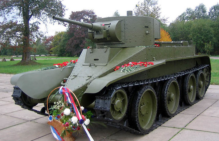 Памятник-танк БТ-5.