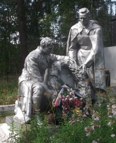 Скульптурный памятник на мемориале.