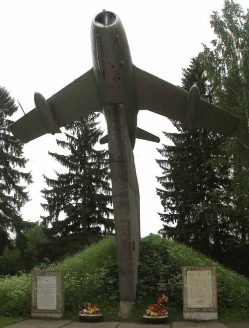 п. Сиверский Гатчинского р-на. Памятный знак 276-й Гатчинской бомбардировочной авиационной дивизии.