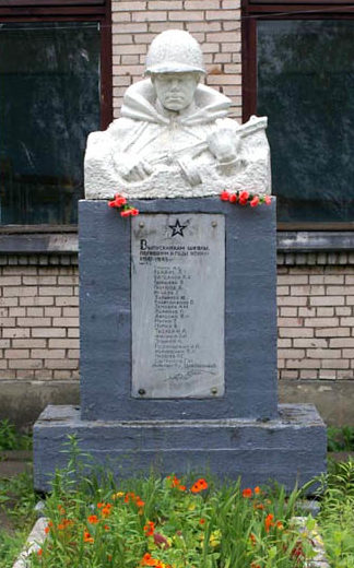 п. Мга Кировского р-на. Памятник погибшим выпускникам школы №37. 