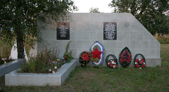 д. Скворицы Гатчинского р-на. Памятник, установленный в 1975 на братской могиле, в которой захоронено 270 советских воинов, в т.ч. 251 неизвестный.