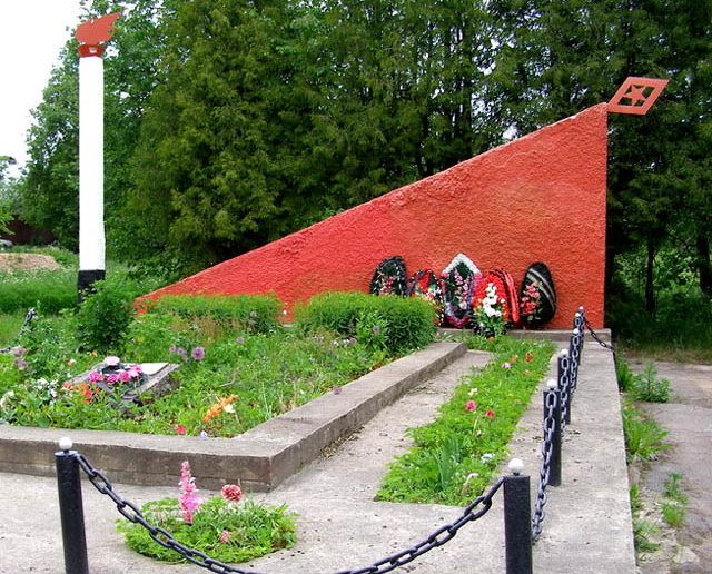 д. Старосиверская Гатчинского р-на. Стела установлена в 1980 году на братской могиле советских граждан и военнослужащих, погибших в фашистском концлагере, находившимся в Сиверской в 1941-1943 гг.