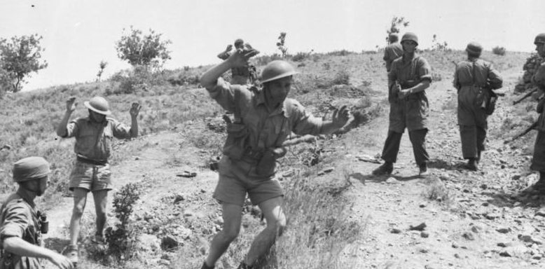 Британские солдаты сдаются в плен на острове Крит. Май, 1945 г.