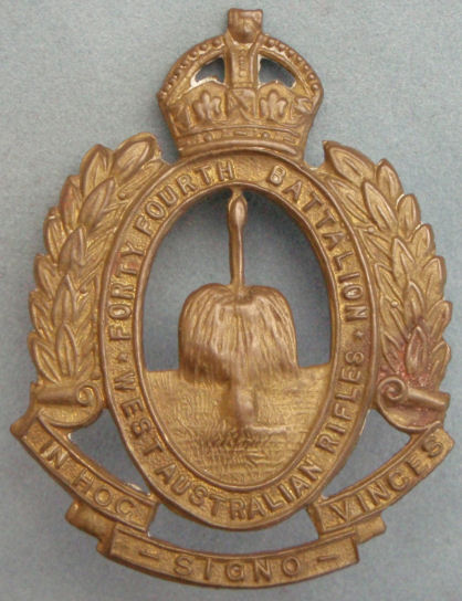 Аверс и реверс знака на шляпу военнослужащих 44-го стрелкового батальона. 