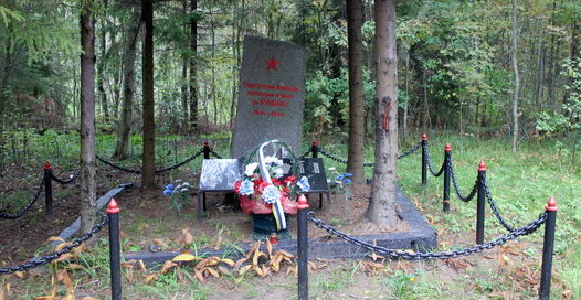 д. Митола Кировского р-на. Памятник, установленный на братской могиле, в которой похоронено 30 советских воинов, в т.ч. 7 неизвестных. 