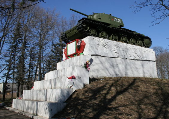 п. Ропша Ломоносовского р-на. Памятник «Танк 9854» командира Пилюткина, который 19 января 1944 года первым ворвался в Ропшу, но был подбит немецкой противотанковой артиллерией.