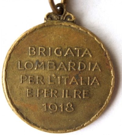 Аверс и реверс памятной медали пехотной бригады «Lombardia». Медаль изготовлена из бронзы, диаметр - 29 мм.