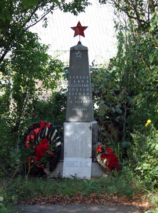 д. Каложицы Волосовского р-на. Памятник, установленный на братской могиле, в которой похоронен 31 воин.