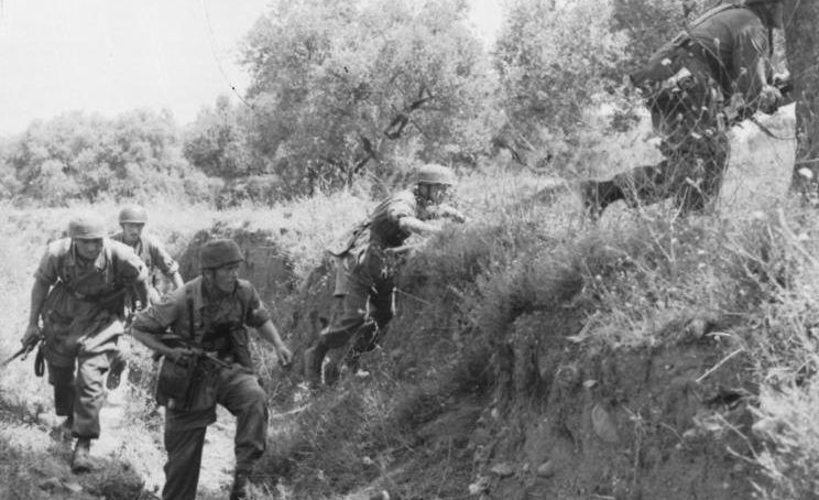 Немецкие парашютисты на острове Крит. Май, 1945 г.