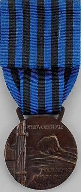 Аверс и реверс памятной медали за военные операции в Восточной Африке.