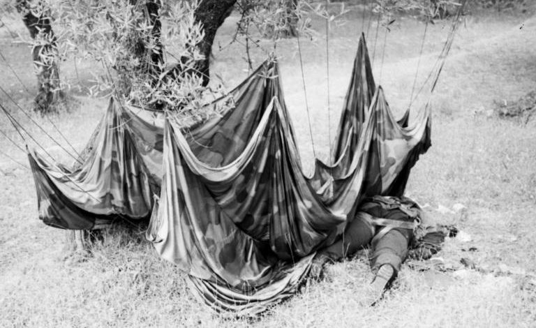 Убитые немецкие парашютисты. Май, 1945 г.