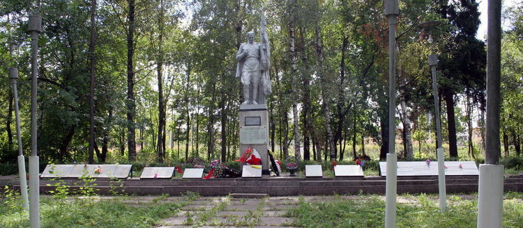п. Кикерино Волосовского р-на. Памятник, установленный на братской могиле, в которой похоронен 51 воин.