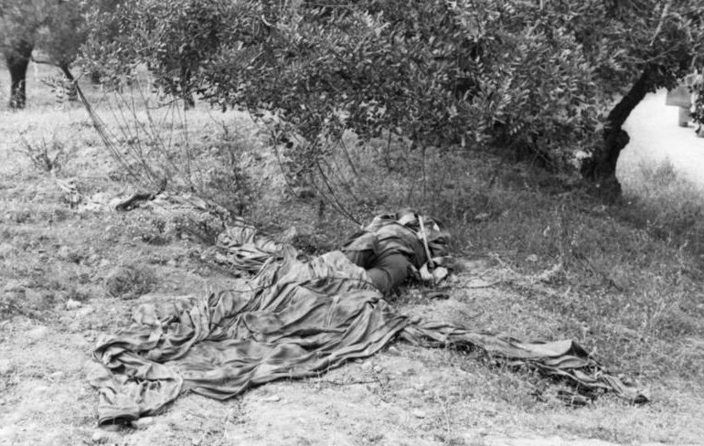 Убитые немецкие парашютисты. Май, 1945 г.
