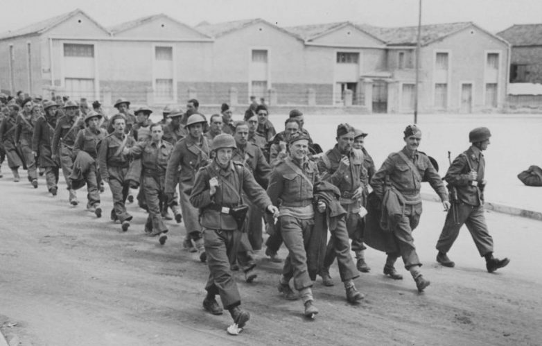 Британские солдаты в немецком плену. Крит. Май, 1941 г. 