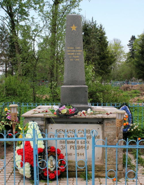 д. Курск Волосовского р-на. Памятник на кладбище, установленный на братской могиле, в которой захоронено 21 воин.