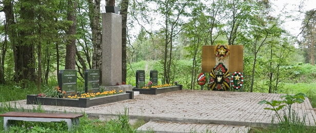 п. Майнило Выборгского р-на. Памятник, установленный на братской могиле советских воинов, в которой похоронено 285 советских воинов, в т. ч. 185 неизвестных. Здесь же находится могила Героя Советского Союза Блохина В. А.
