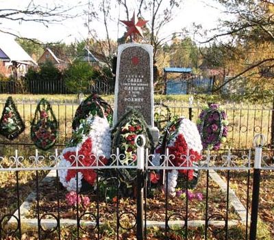 п. Чаща Гатчинского р-на. Памятник, установленный на братской могиле, в которой захоронено 15 советских воинов.