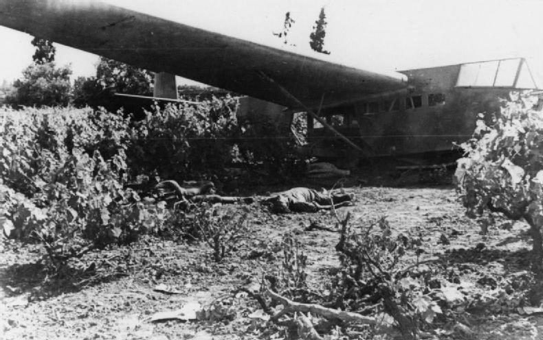 Погибшие немецкие десантники во время приземления планера. Крит. Май, 1941 г.