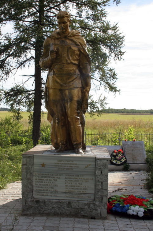 п. Молосковицы Волосовского р-на. Памятник, установленный на братской могиле, в которой захоронено 19 воинов.