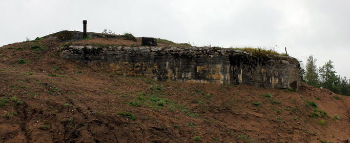 Блиндаж командного пункта артиллерийской батареи и помещение для укрытия артиллеристов.