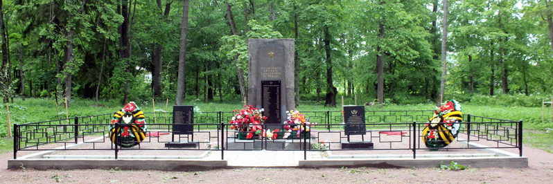 п. Сельцо Волосовского р-на. Памятник в парке, установленный на братской могиле, в которой захоронено 37 воинов. 