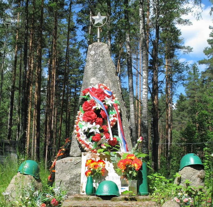 п. Нагорное Выборгского р-на. Памятник, установленный на братской могиле советских воинов, погибших в годы Советско-Финской войны.