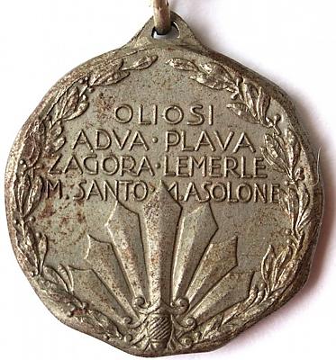 Аверс и реверс памятной медали 44-го пехотного полка бригады «Forli». Полк сформирован в 1859 году во Флоренции. Медаль изготовлена из бронзы с серебрением, диаметр - 28 мм. 