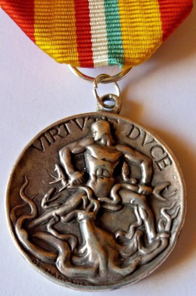 Памятные медали итальянским добровольцам за бои в Италии.