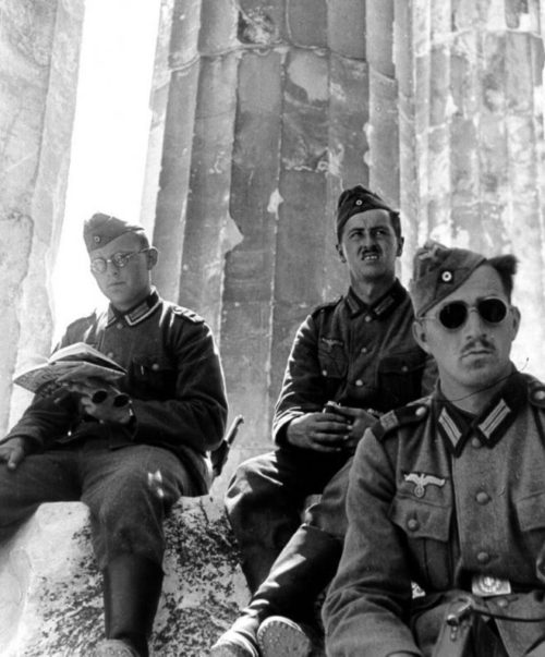 Солдаты вермахта отдыхают в Афинах у акрополя. 1941 г.
