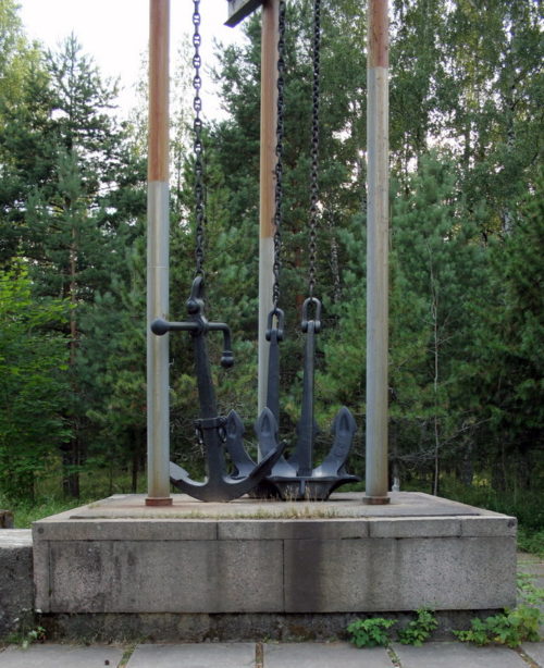 Памятный знак «Якорь», посвященный морякам-артиллеристам.
