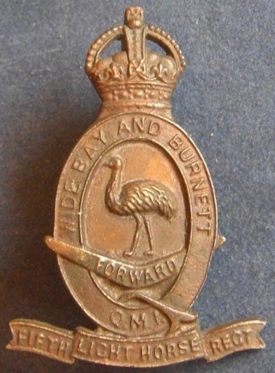 Аверс и реверс знака на шляпу военнослужащих 5-го полка легкой кавалерии.