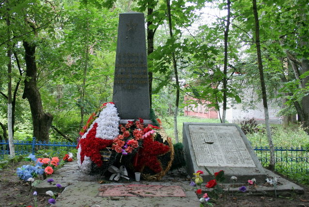 д. Торосово Волосовского р-на. Памятник, установленный на братской могиле, в которой захоронено 58 воинов. 