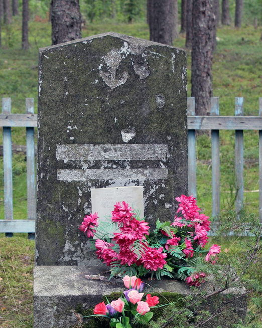 п. Овсяное Выборгского р-на. Памятник на месте братской могилы воинов, умерших в 9-м полевом госпитале во время Зимней войны. 