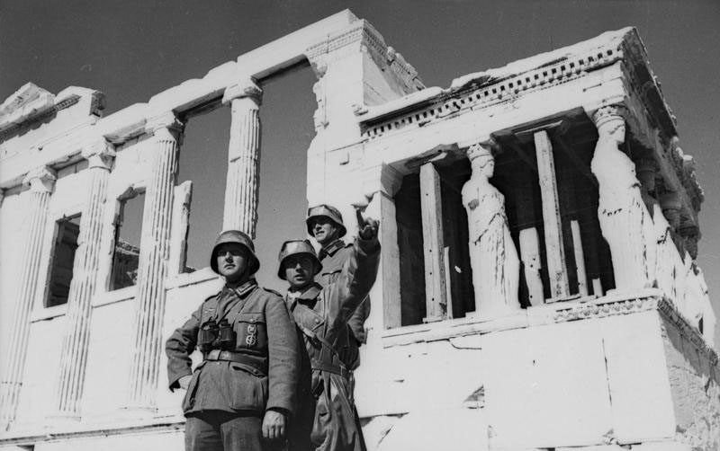 Солдаты вермахта отдыхают в Афинах у акрополя. 1941 г. 