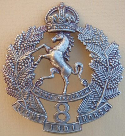 Аверс и реверс знака на шляпу военнослужащих 8-го полка легкой кавалерии.