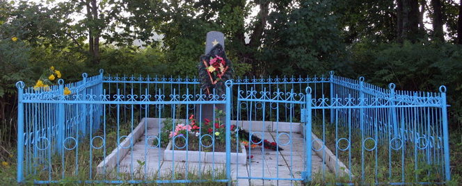 д. Черенковицы Волосовского р-на. Памятник, установленный на братской могиле, в которой захоронено 50 неизвестных солдат.
