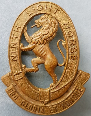 Аверс и реверс знака на шляпу военнослужащих 9-го полка легкой кавалерии.
