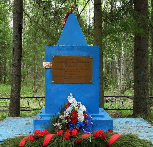 п. Первомайское Выборгского р-на. Памятник, установленный на братской могиле советских воинов.