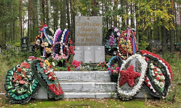 п. Подборовье Выборгского р-на. Памятник, установленный на братской могиле, в которой похоронено 41 советский воин.