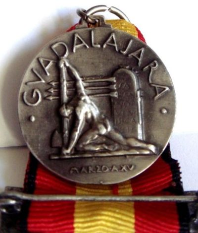 Аверс и реверс памятной медали за участие в боях в районе Гвадалахары.