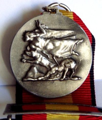 Аверс и реверс памятной медали за участие в боях в районе Гвадалахары.