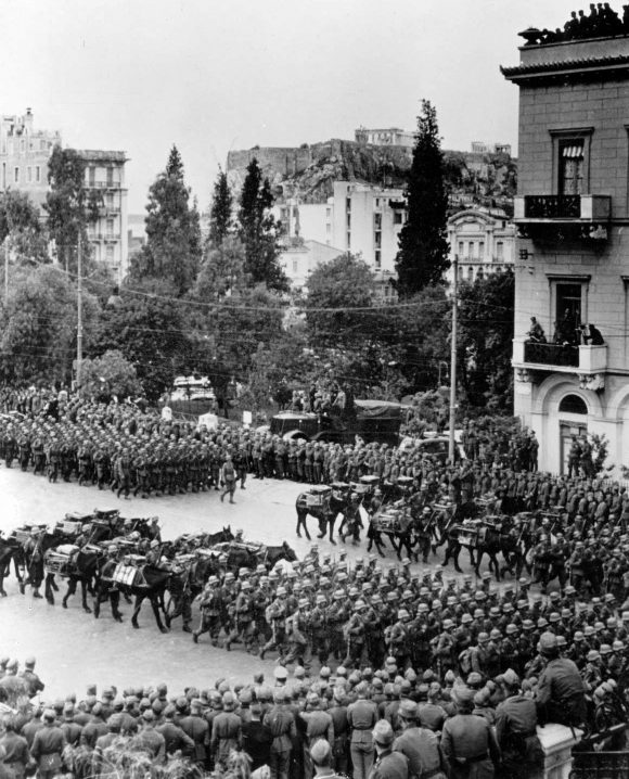 Немецкие солдаты на параде в Афинах. 1941 г.