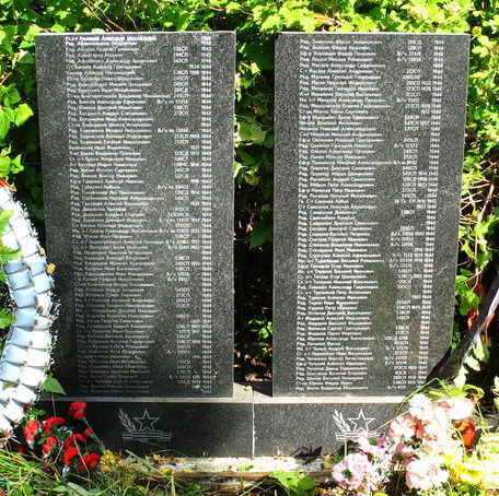 п. Балтиец Лужского р-на. Памятник на базе отдыха «Балтиец», установленный на братской могиле, в которой захоронен 131 человек.