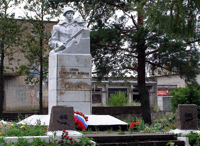 с. Путилово Кировского р-на. Памятник, установленный на братской могиле, в которой похоронено 5 577 советских воинов. 