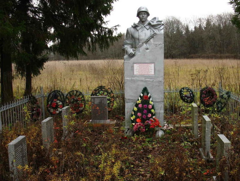 д. Белое Лужского р-на. Памятник, установленный на братской могиле, в которой захоронено 98 человек.