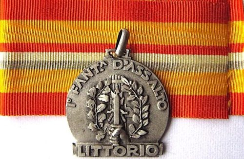 Аверс и реверс памятной медали 1-го полка «ASSALTO».